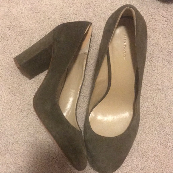Olive green suede Ann Taylor heels - Picture 4 of 4